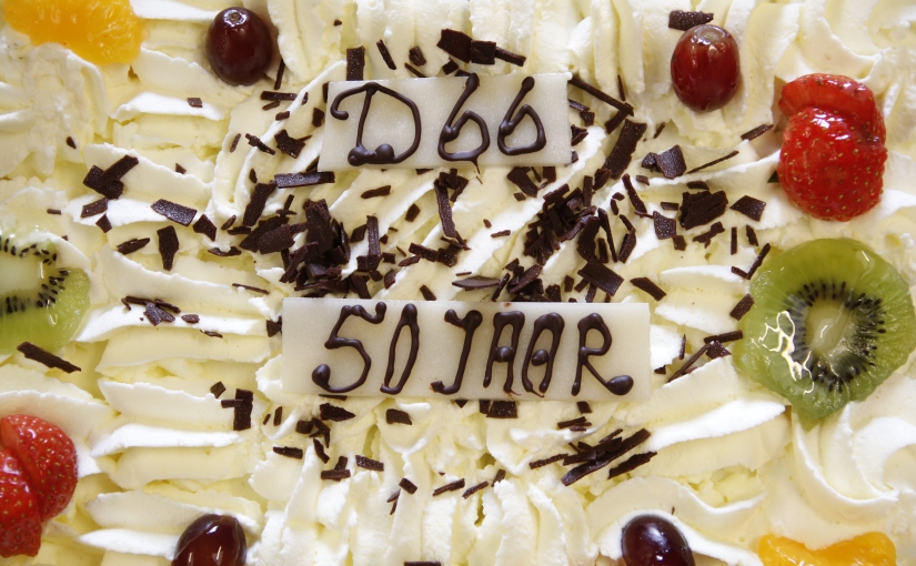 Jarig D66 trakteert Almeerse Reddingsbrigade op taart